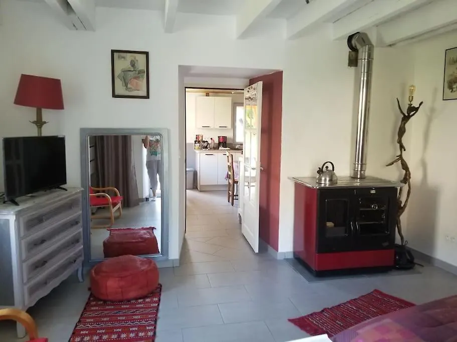 Maisonnette Dans Un Ecrin De Pierre Et De Verdure Cabrerets 0*,  France