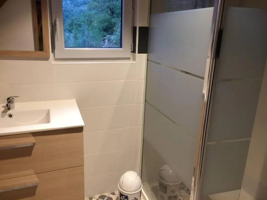 Maisonnette Dans Un Ecrin De Pierre Et De Verdure Cabrerets France