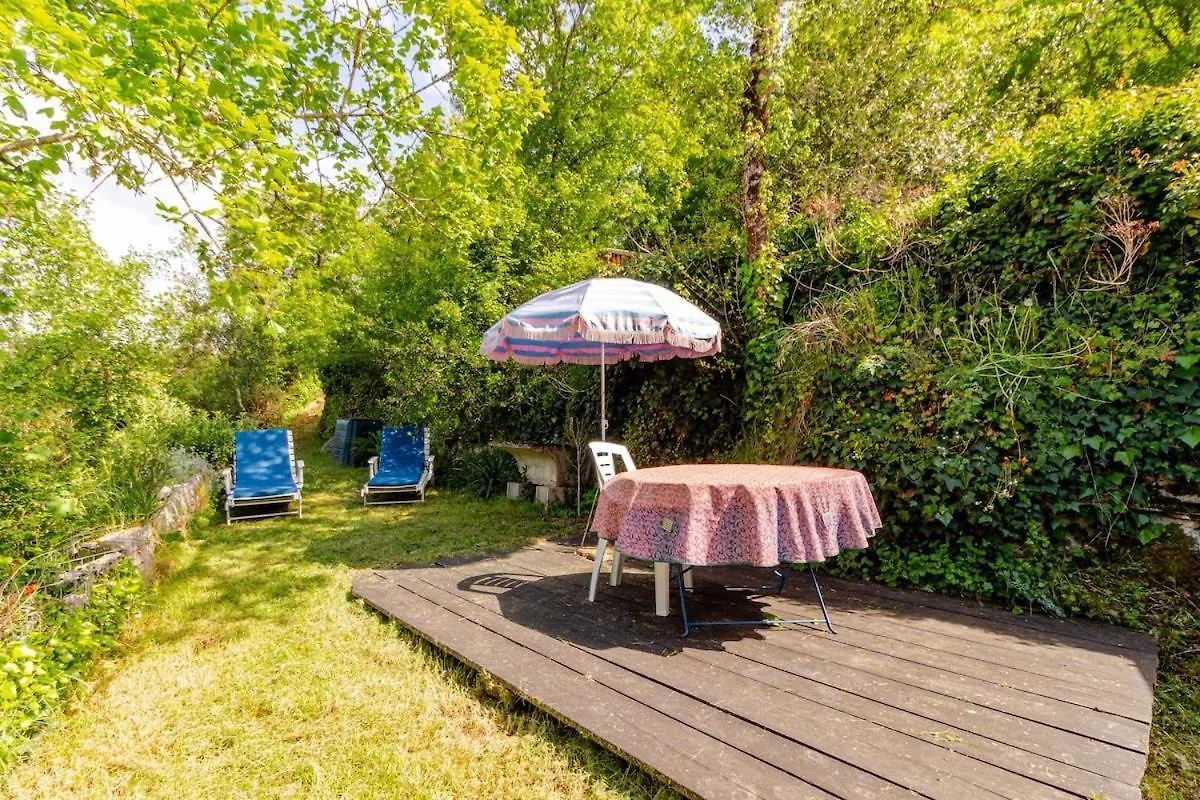 Maisonnette Dans Un Ecrin De Pierre Et De Verdure Cabrerets 0*,  France
