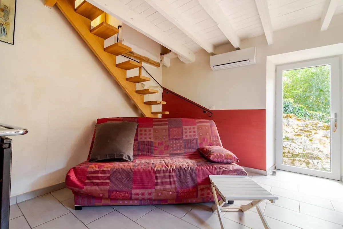 Holiday home Maisonnette Dans Un Ecrin De Pierre Et De Verdure Cabrerets